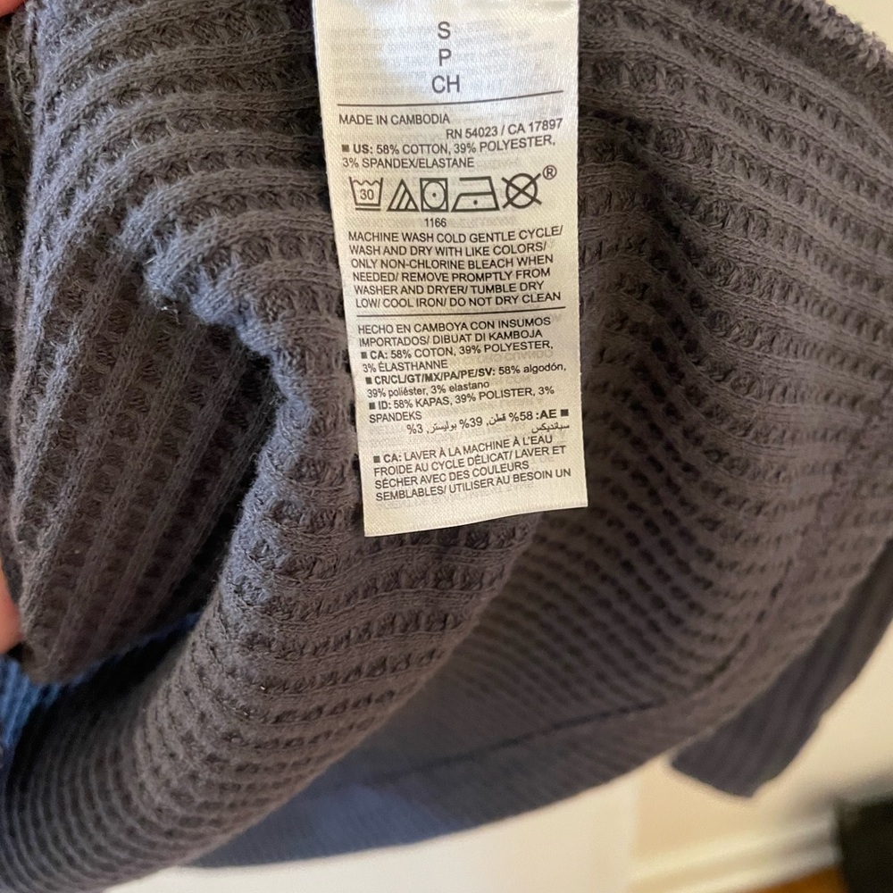Old Navy Women’s Grey Waffle Robe - Picture 3 of 3